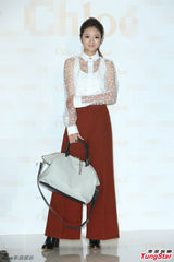 组图：安以轩斑点透明装亮相 红色长裤优雅干练