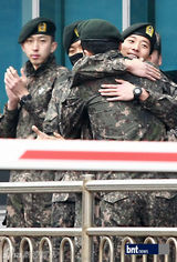 组图：金泰熙弟弟李莞今日光荣退役