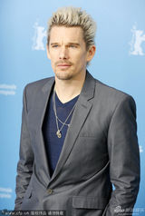 组图：《爱在午夜降临前》发布 伊桑朱丽耳语