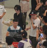 组图：俞灏明着弹力衣素颜现身 帅气撩发展笑颜