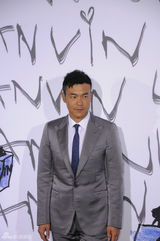 组图：井柏然廖凡同台看秀 兄弟见面相聊甚欢