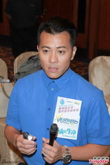 组图：梁汉文陪爱妻战胜乳癌