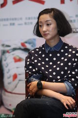 组图：赵薇戴墨镜携《致青春》素服低调宣传