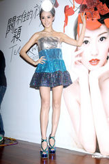 幻灯图：关颖新歌Music风云榜“封后” 公司送冰雕