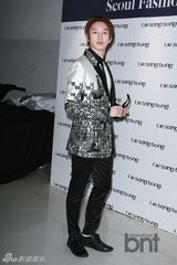 组图：SJ金希澈Clara等参加时装周时尚个性