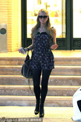 组图：希尔顿花纹裙装出镜 黑丝长腿性感诱惑