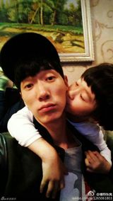 组图：张亮长脸自拍遭调侃马脸代言人