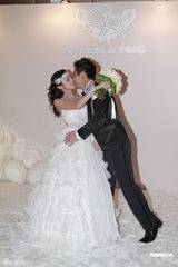 组图：TVB女星李思欣出嫁忘情一吻 钟嘉欣甜美伴娘