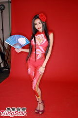 组图：许颖半裸画人体彩绘宣传动画电影