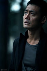 高清图：邵兵过节拍新剧 忍痛剃须诠释边缘浪子