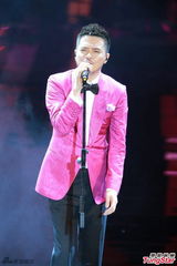 组图：黄耀明上台献唱缅怀张国荣梅艳芳