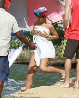 蕾哈娜半裸拍片薄纱遮两点 超短底裤秀长腿(图)