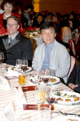 幻灯图：成龙白衣亮相慈善晚宴 美女相伴左右