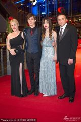 组图：《少年时代》首映 帕特丽夏斜肩裙亮相