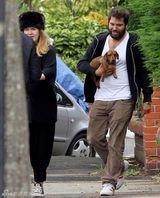 组图：阿黛尔挺大肚逛公园 男友抱小狗陪伴