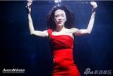 组图：潘霜霜化身水中精灵 渲染烈红色祝福爱情
