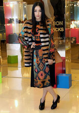 高清组图：秦岚服饰搭配 坎肩式大衣保暖新潮