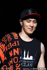 高清组图：神话上海演唱会晒肌肉后抱秀亲密