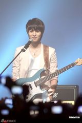 组图：韩国组合CNBLUE办歌迷见面会 粉丝热情高涨