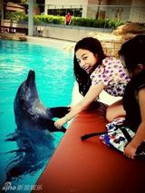 组图：曝赵薇爱女小四月萌照 母女海洋馆看海豚