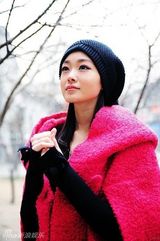 组图：宋轶受邀拍初春街拍大片秀春色甜美范儿