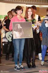 组图：严爵白安办签唱会 闻AV阿信裸照愕然