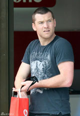 高清图：沃辛顿与女友返悉尼 机场悠闲购物