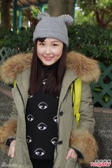 组图：杨怡乐瞳助阵《守业者》宣传派发平安包