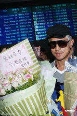 组图：郭富城白发造型抵台 亲切会歌迷反拍粉丝