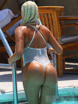 组图：花花公子姐妹花泳池写真 豪放秀肥臀丰乳