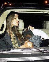 组图：C罗携超模女友庆生用餐 莎伊克表情冷淡