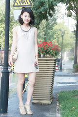 组图：贾青街拍LOOK 裸色系搭配时尚