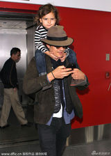 组图：小弗林骑老爸肩头 奥兰多疑与新欢发短信