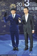 组图：陈志朋亮相闭幕蓝毯 复古蓝西装抢眼