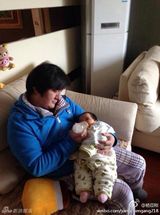 组图：杨臣刚自曝当爸 六个月女儿漂亮不随爹