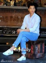 组图：秀英李钟赫片场调情 潮人李天熙脚踩飞跃