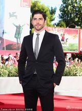 组图：《汤姆》首映 伊芙琳裸背大玩借位吻