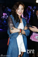 组图：韩歌手BADA干练亮相首尔时尚周