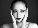 组图：安室奈美惠黑白写真 裸露香肩电眼魅惑