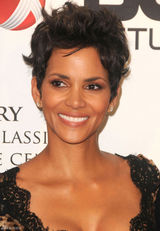 高清组图：哈利-贝瑞性感豹纹礼服亮相秀身材