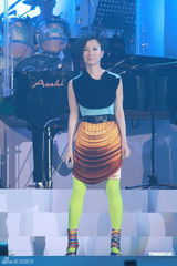 组图：张崇基张崇德开演唱会 郑秀文做嘉宾裙装亮相