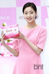 组图：金高恩着粉色连衣裙现身活动显清新