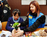 组图：韩女团T-ara参加公益活动献爱心
