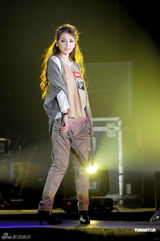 组图：土屋安娜香港开演唱会 李毓芬走秀助阵