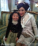 策划组图：《名媛望族》杨怡各色大衣打造暖冬