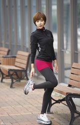 高清组图：韩星黄静茵拍秋装写真 运动休闲曲线玲珑