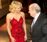 组图：夏奇拉抹胸红裙亮相颁奖礼遭贝利强吻