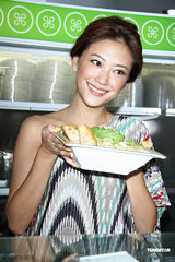 组图：应采儿自曝还未怀孕 要和陈小春享受过程