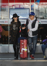 组图：李湘一家三口现身机场 萌萝莉呆坐行李箱