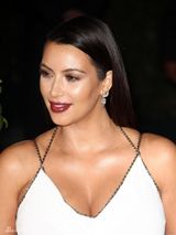 组图：卡戴珊白裙亮相奥斯卡派对 秀傲人上围